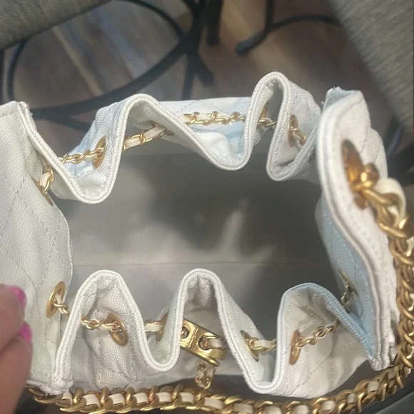 Elegant White Quilted Chain Bag - Picture 4 of 8